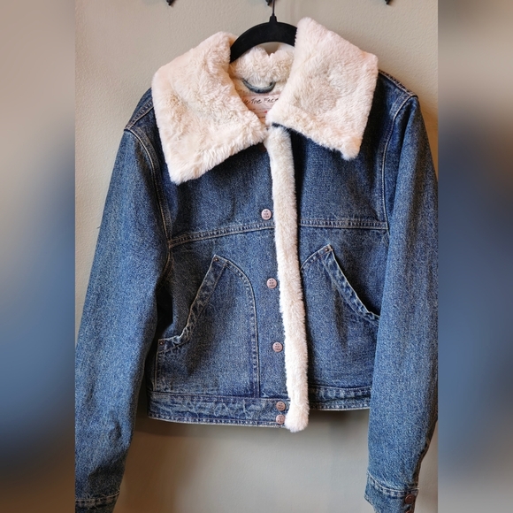 FREE PEOPLE Denim Jacket with Faux Fur Collar! Size Medium Excellent condition - Picture 1 of 10